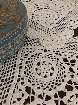 Deux napperons, coton au crochet, décoration vintage