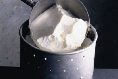 Moi, la faisselle : fromage et ustensile de laiterie